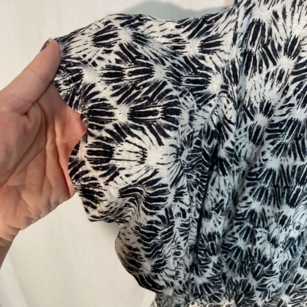 ✨We The Free flowy printed cold shoulder blouse - Picture 7 of 10
